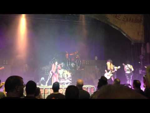 Alice Cooper / No More Mr. Nice Guy / 10/15/2013. / red Ban