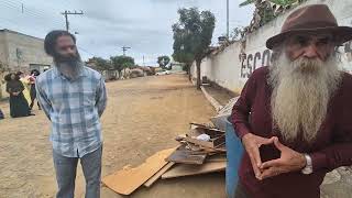 O JUAREZ MOSTRANDO O  COLÉGIO ONDE ESTUDOU
