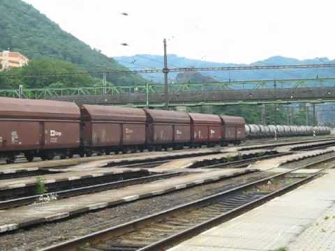 Odjezd nákladního vlaku ze stanice Ústí nad Labem-Střekov