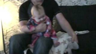 Milla skrattar åt Charlie