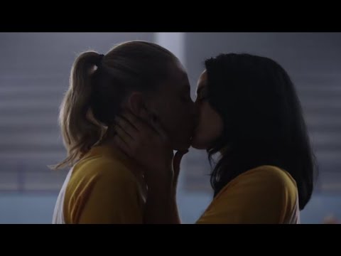 Riverdale 01x01 Veronica and Betty kiss in front of Cheryl and the river vixens | Riverdale