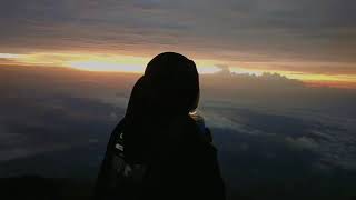 Download lagu story wa pendaki cantik menikmati indahnya alam puncak gunung mp3