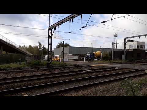 here's @DRSgovuk 37422/37425'Concrete Bob' on RHTT duties passing through crown point norwich
