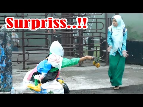 lucunya-ekspresi-orang-kaget-funny-prank