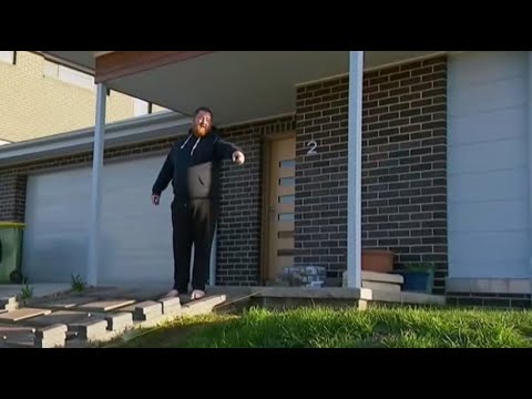 Man chases Australian Prime Minister off the lawn
