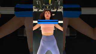 男性専用ジムの女性トレーナーの鍛える姿