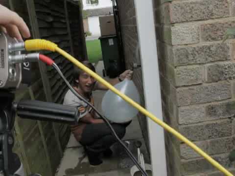 Giant Water Balloon Bursting in Super Slow Motion/Globo explotando muy lentamente