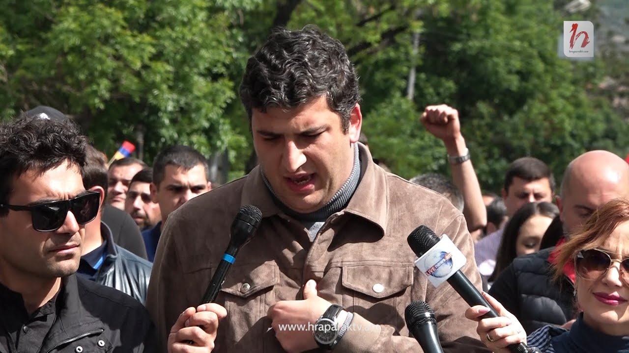 Փաշինյանին սատարող կինը պոկել է եռագույն դրոշը․ Հենրիխ Դանիելյան