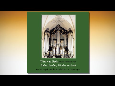 Wim van Beek bespeelt het orgel van de Martinikerk te Groningen