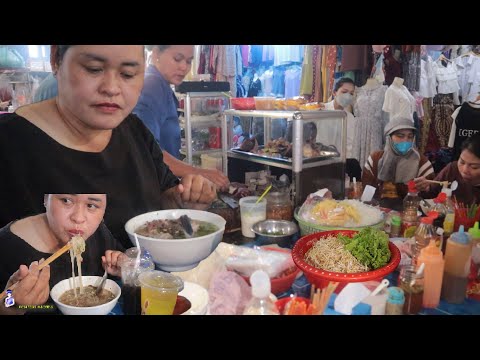 Review a breakfast of traders inside Prek Phnov market