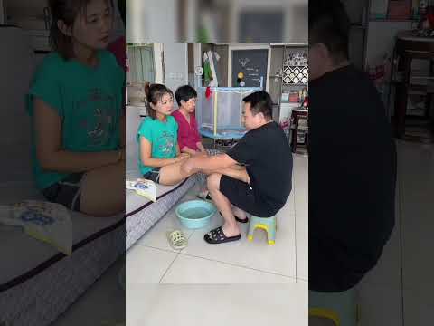 El esposo me lava los pies, la suegra está tan enojada...#funny #shortvideo #comedy