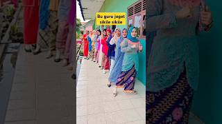Download lagu Bu guru joget viral sikile sikile #buguru #joget #viralvideo #viralshorts mp3