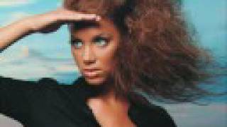 Agnes Carlsson - Love is all around