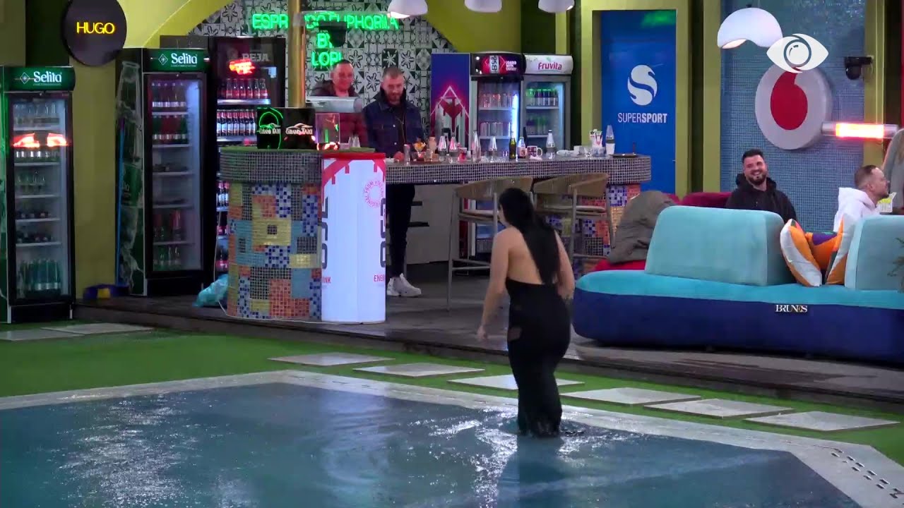 Erjola futet me gjithë fustan në pishinë, Gazi e ngacmon: I shkatërroi rrobat…