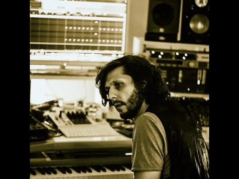 Me mjekër dhe i dobësuar, kengetari nuk njihet më