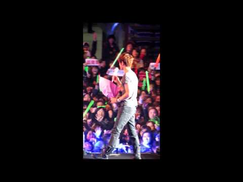 111210 Jaejoong fanmeet in Shanghai - Handing out flowers during the ending