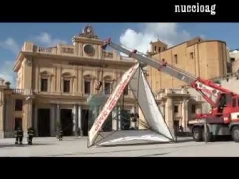 ALBERO DI NATALE PIAZZA STAZIONE AGRIGENTO ABBATTUTO DAL VENTO di Nuccio Cremone.mpg