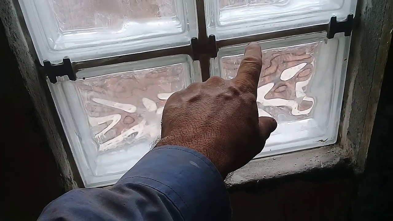 Colocação  de tijolo de vidro.