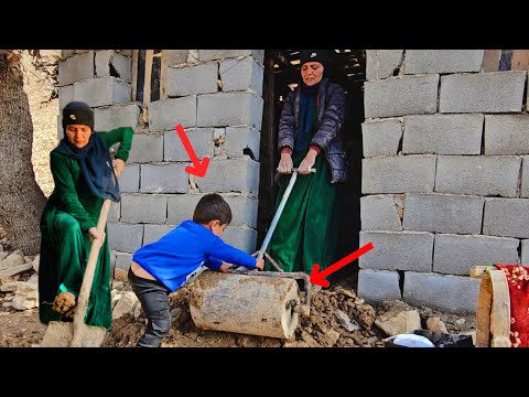 Mother and child's determination to finish building the shelter and overcome hardships