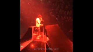 Lil Wayne Throws His Mic &amp; Walks Off Stage Flipping The Bird At Philipp Plein&#39;s Fashion Show