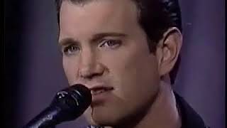 Chris Isaak canta  Solitary Man