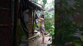 Download lagu Wanita Cantik Yang Sedang Menjemur Kain Ditengah Hujan Lebat #shorts #short #rainsoundsforsleeping mp3