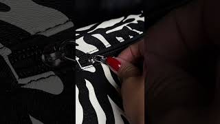 ZOE - crossbody ledvinka s potiskem zebry