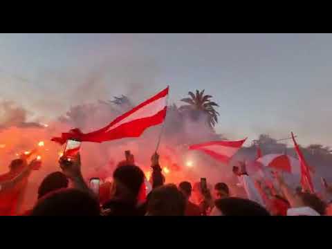 "CUANDO JUEGA EL PINCHA LA PLATA ES UN CARNAVAL" Barra: Los Leales &bull; Club: Estudiantes de La Plata