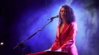 BAJO LA PIEL - ALICE WONDER