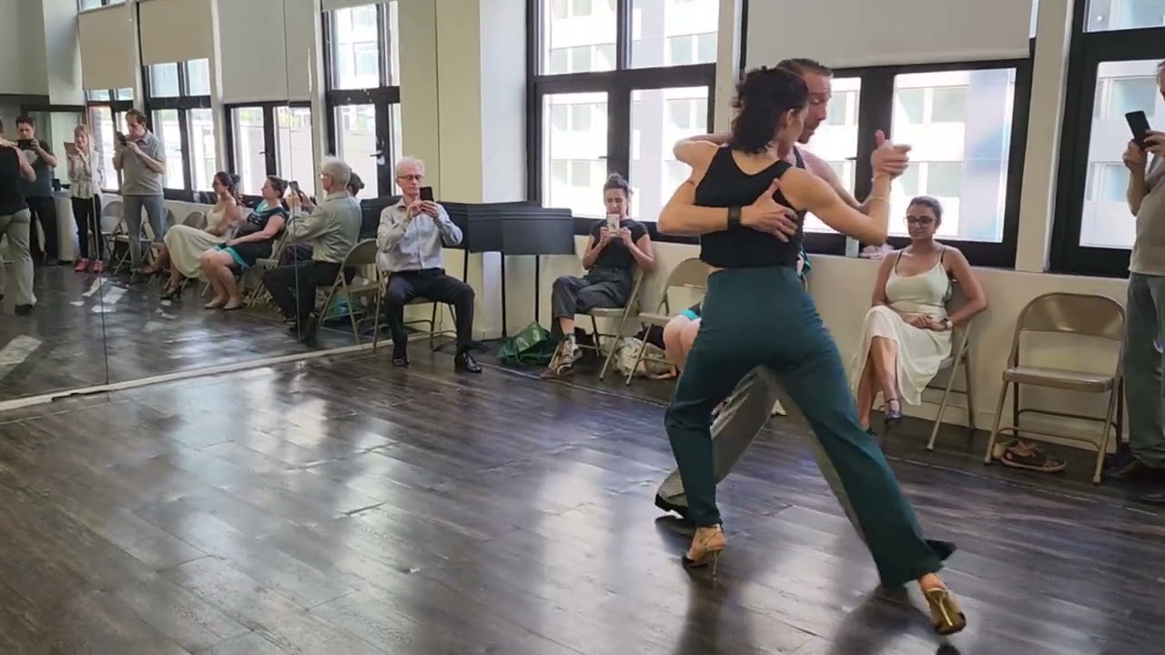 Video thumbnail for Argentine tango workshop - circular movements : Virgina Vasconi & Jaimes Friedgen - Nueve Puntos