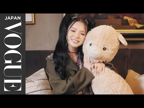 ベラポーチのバッグの中身を公開！| In The Bag | VOGUE JAPAN (ベラ・ポーチのバッグの中身を公開！| In The Bag | VOGUE JAPAN)