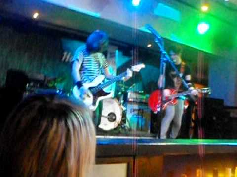Kyanid-Hodná holka