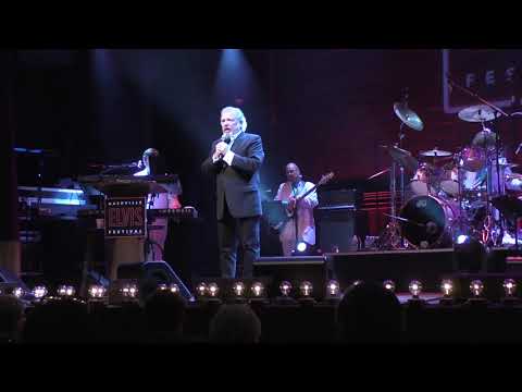 Tom Brown starts the ETA Contest Finals - video by Susan Quinn Sand