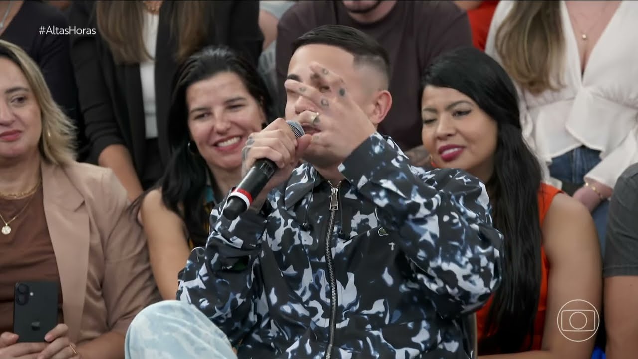 MC Hariel revela como aprendeu inglês e conversa com Memphis Depay no Altas Horas