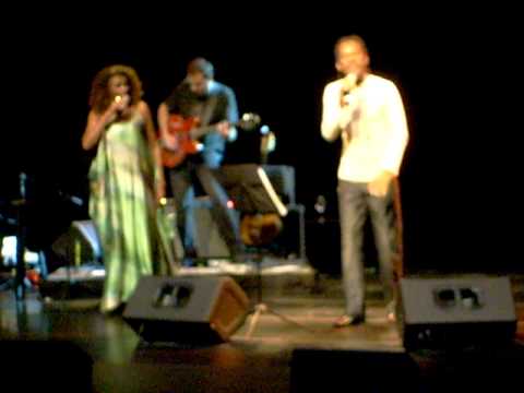 Zezé Motta e Luis Melodia cantam Magrelinha