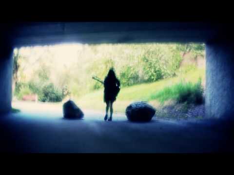 Skräck realistisk och surrealistisk berättelse om en familj, en brevbärare, en födelsedag, knivar, blod, glädje, sorg och besatthet. Skräck realistisk och surrealistisk berättelse om en familj, en brevbärare, en födelsedag, knivar, blod, glädje, sorg och besatthet.