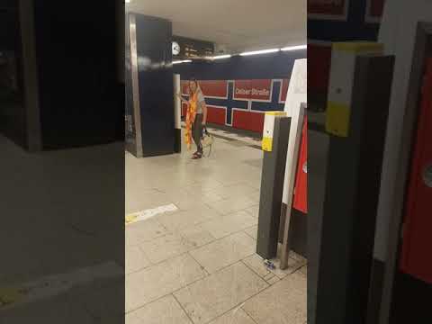 Gestörte Frau an der berliner U-Bahn Station Osloer Straße