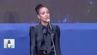 טקס הזיכרון לחללי מערכות ישראל בבית "יד לבנים" ירושלים - תשפ"ה (עדכוני משרד הביטחון) - התמונה מוצגת ישירות מתוך אתר האינטרנט יוטיוב. זכויות היוצרים בתמונה שייכות ליוצרה. קישור קרדיט למקור התוכן נמצא בתוך דף הסרטון