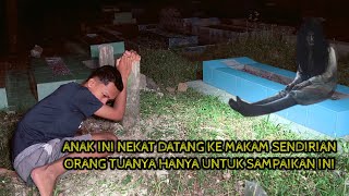 Download lagu 🔴VIRAL‼️just want to say 1 thing, this child dared to visit his parents' grave in the middle of t... mp3