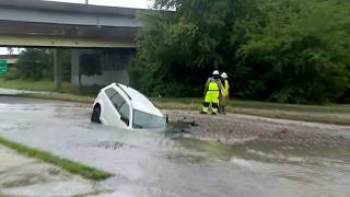 Rescatan a una mujer tras caer su coche en un socavón inundado
