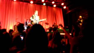 Ring of Fire performed by Chris Isaak in concert