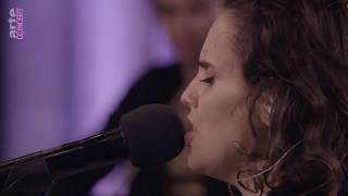 ANNA CALVI - Lady Grinning Soul (David Bowie Cover)