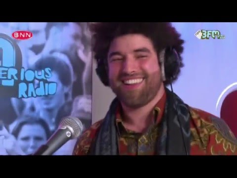 Rilan and the Bombardiers - 'Walking on Fire' | Dit Is Domien | 3FM