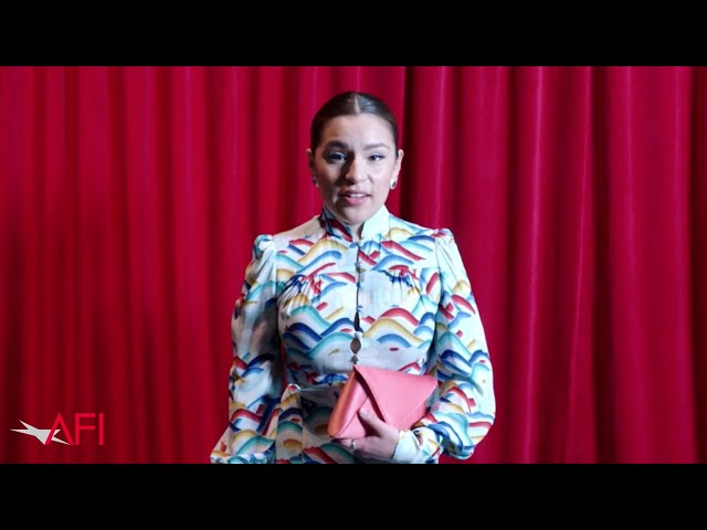 Vídeo relacionado con Devery Jacobs and Paulina Alexis (Duo) Mini Recortable de Famoso
