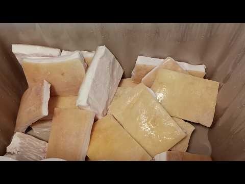 Как правим сланината в централната част на Стара планина?Осолена сланина в саламура.