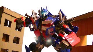 Optimus Prime enters Mission City stop-motion Optimus Prime enters Mission City stop-motion