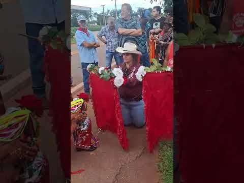 FOLIA DE REIS - ITAGUARI GOIÁS -  DEVOTA DE SANTOS REIS ENTREGANDO UM VOTO E AGRADECENDO  TRÊS REIS 