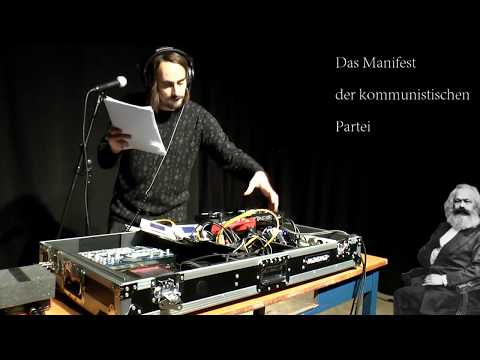Andy Strauß liest das Manifest der kommunistischen Partei mit Techno