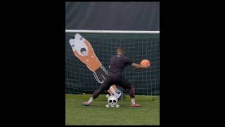 Download lagu Players VS Robot GoalKeeper Them ☠️ mp3 Download lagu Players VS Robot GoalKeeper Them ☠️ mp3