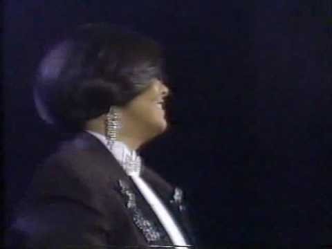 Videoclip de Llena De Romance — Ana Gabriel